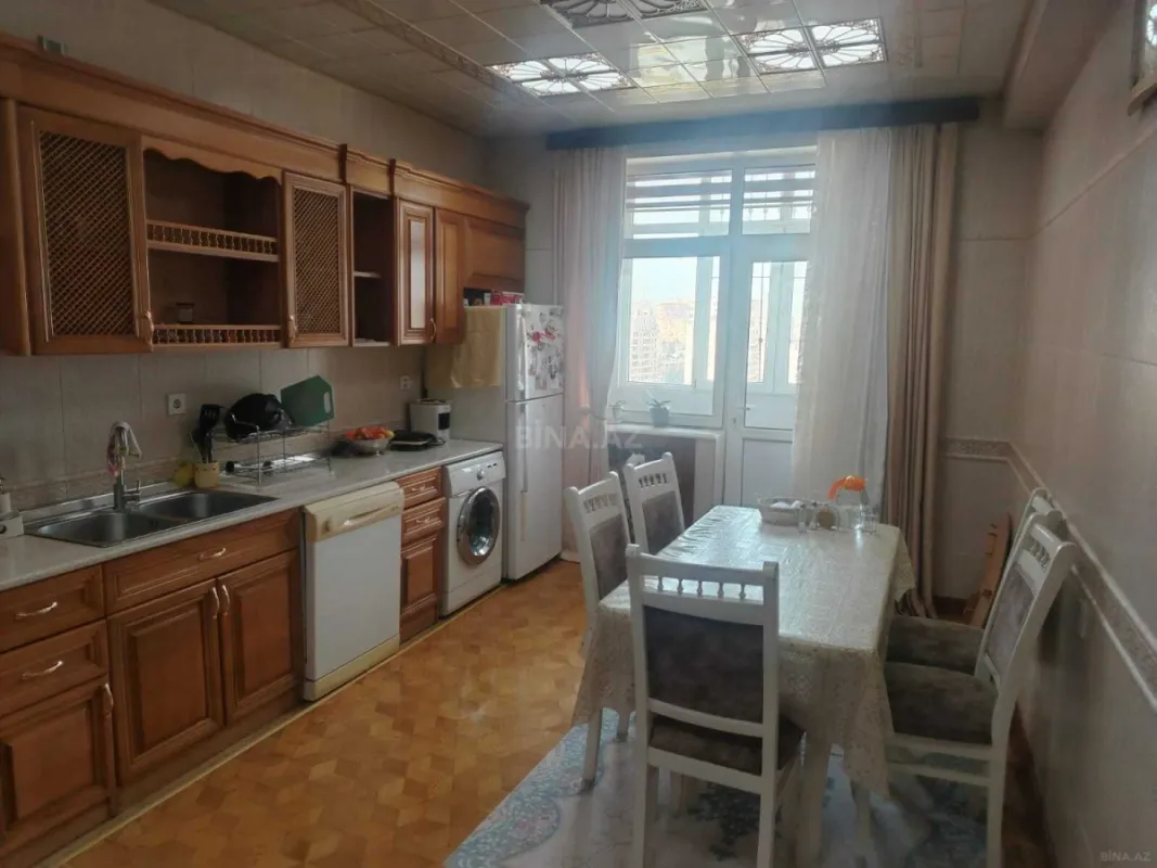 Satılır 3 otaqlı mənzil 135 m²