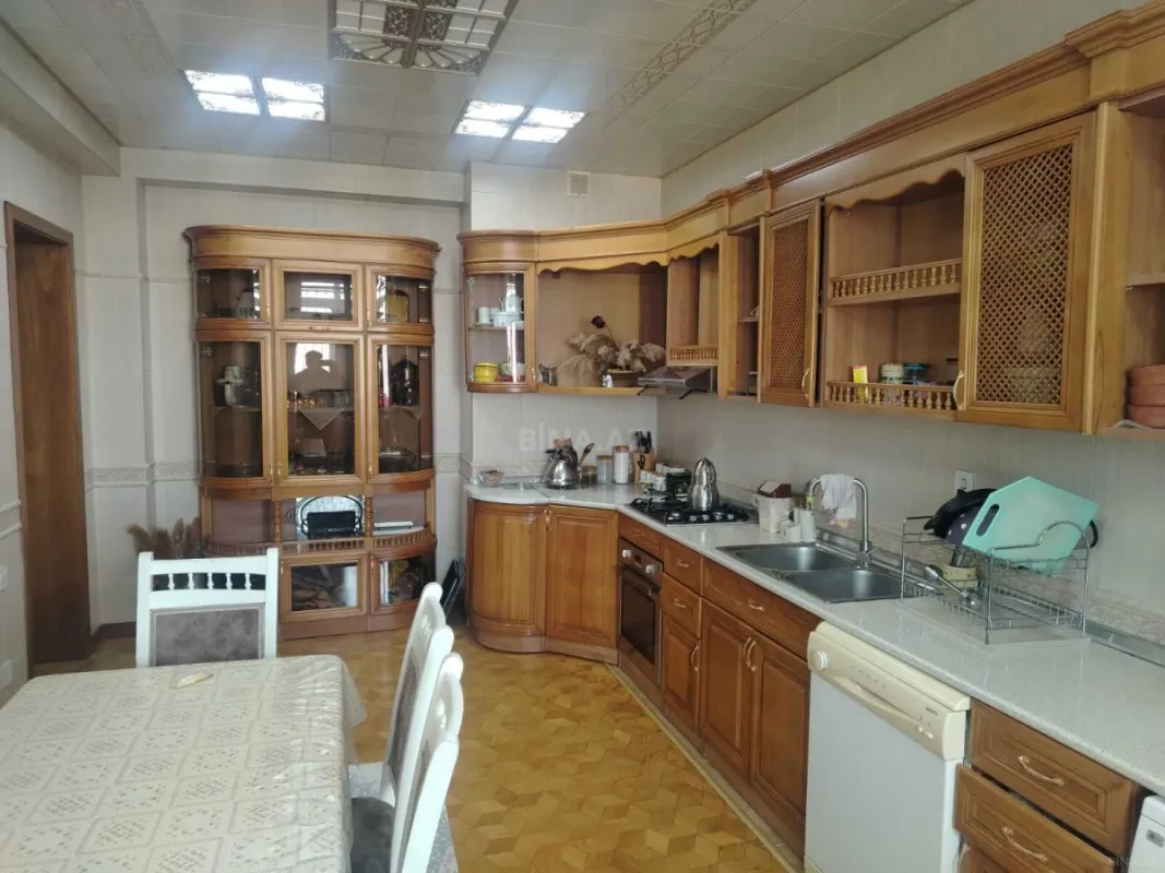 Satılır 3 otaqlı mənzil 135 m²