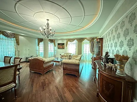 Satılır 4 otaqlı mənzil 220 m²