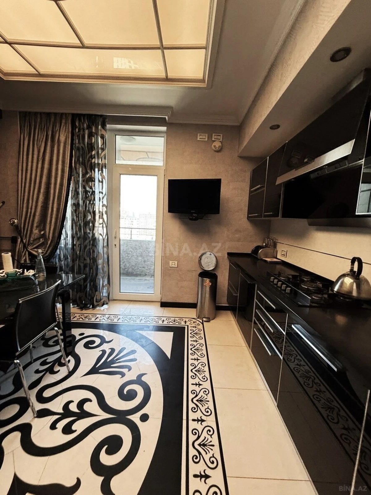 Satılır 4 otaqlı mənzil 220 m²