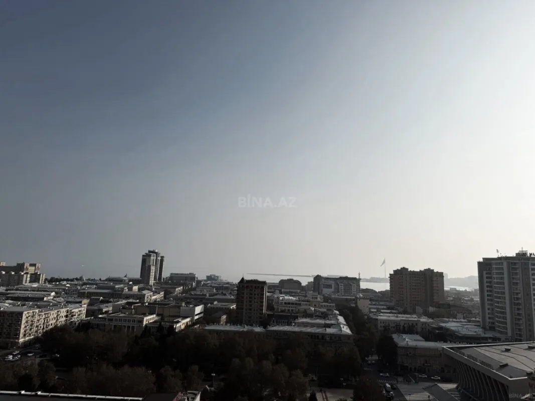 Satılır 4 otaqlı mənzil 220 m²