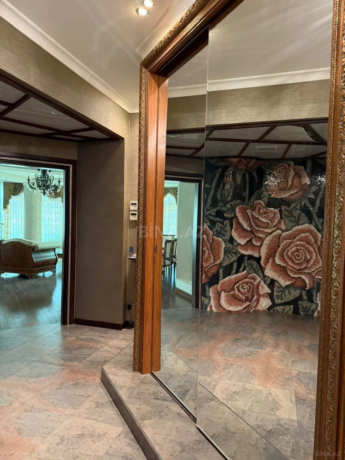 Satılır 4 otaqlı mənzil 220 m²