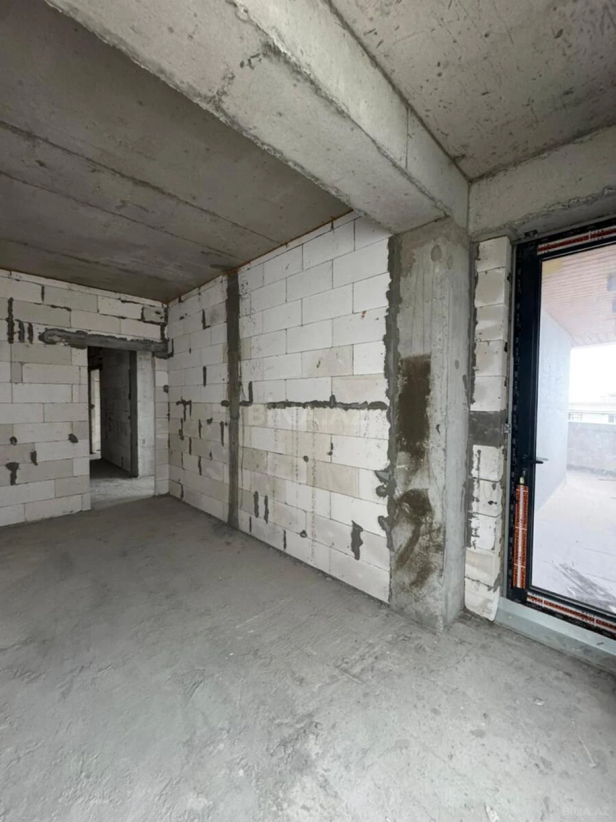 Satılır 4 otaqlı mənzil 165 m²