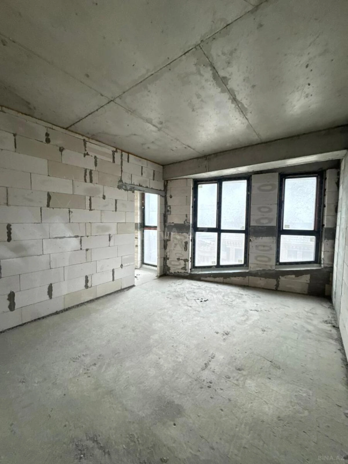 Satılır 4 otaqlı mənzil 165 m²