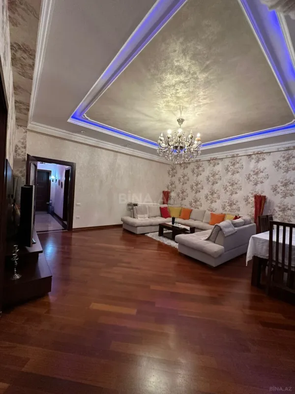 Satılır 2 otaqlı mənzil 121 m²