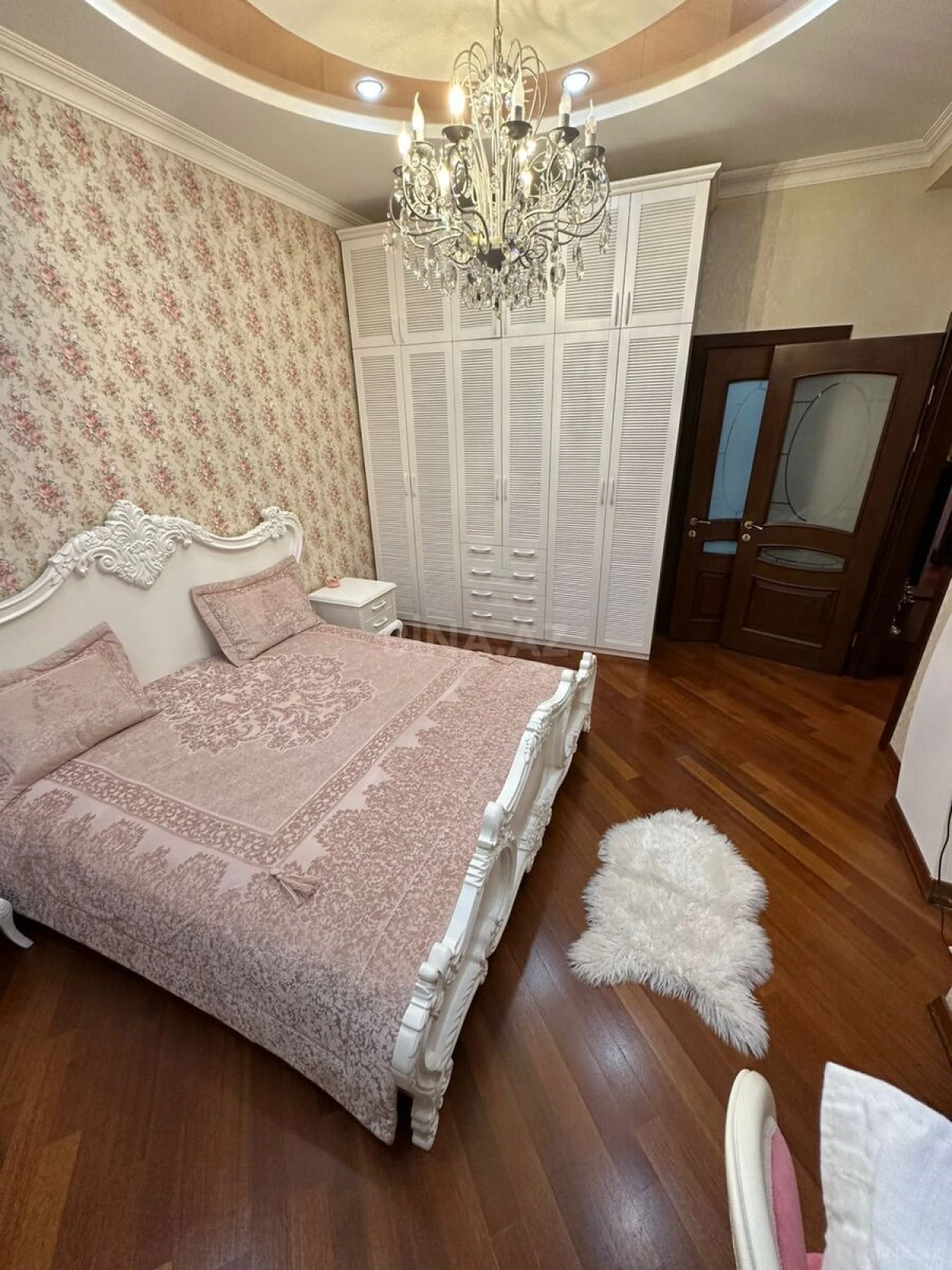 Satılır 2 otaqlı mənzil 121 m²