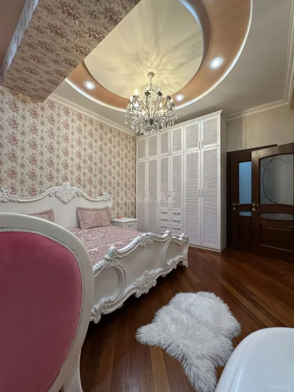 Satılır 2 otaqlı mənzil 121 m²