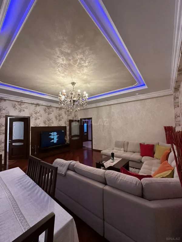 Satılır 2 otaqlı mənzil 121 m²