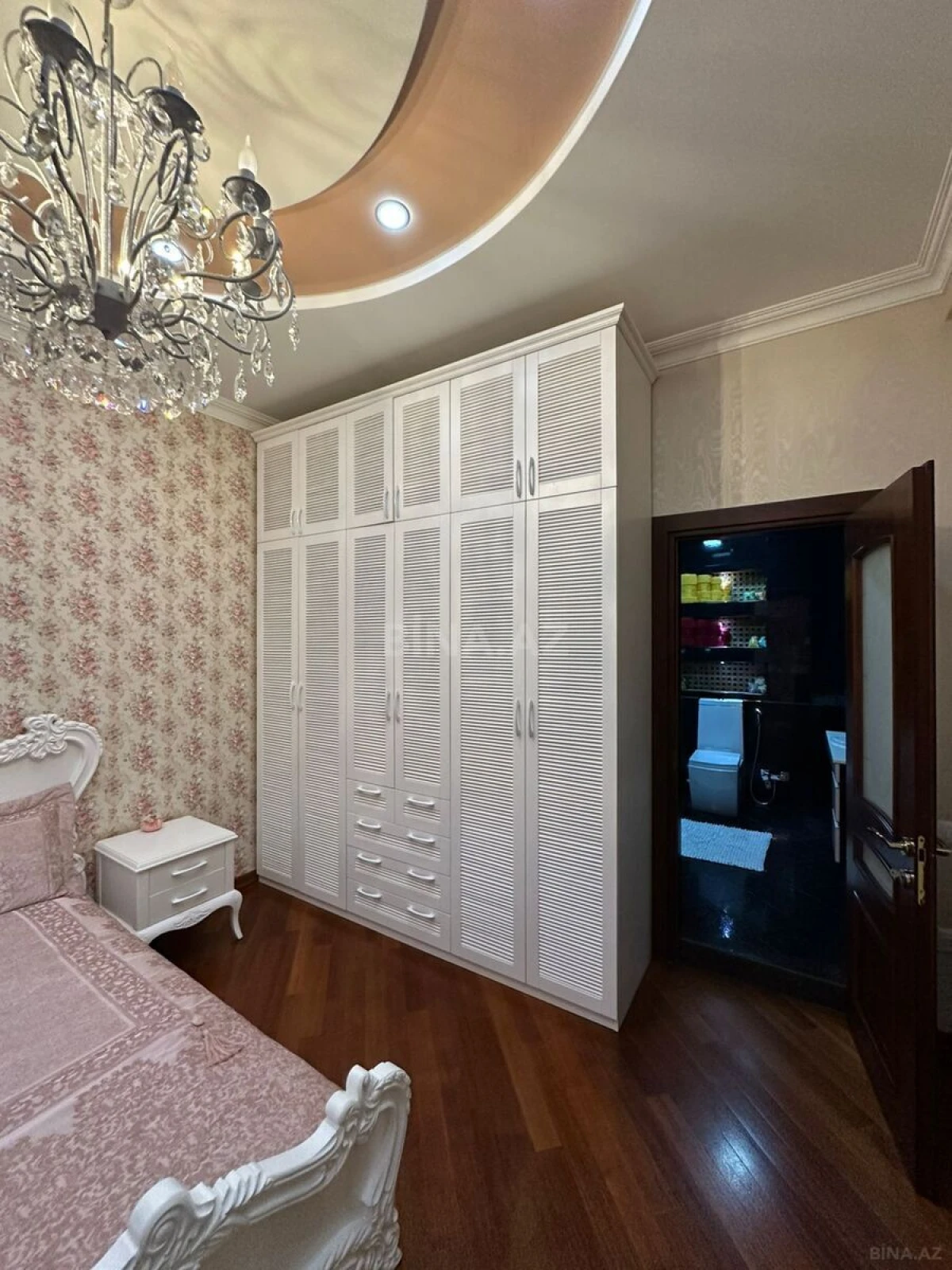 Satılır 2 otaqlı mənzil 121 m²
