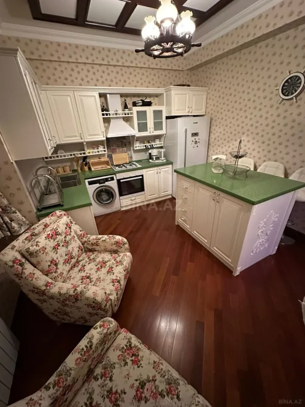 Satılır 2 otaqlı mənzil 121 m²