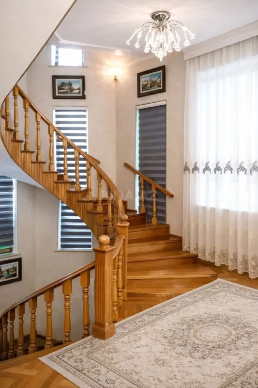 Satılır 9 otaqlı həyət evi 350 m²
