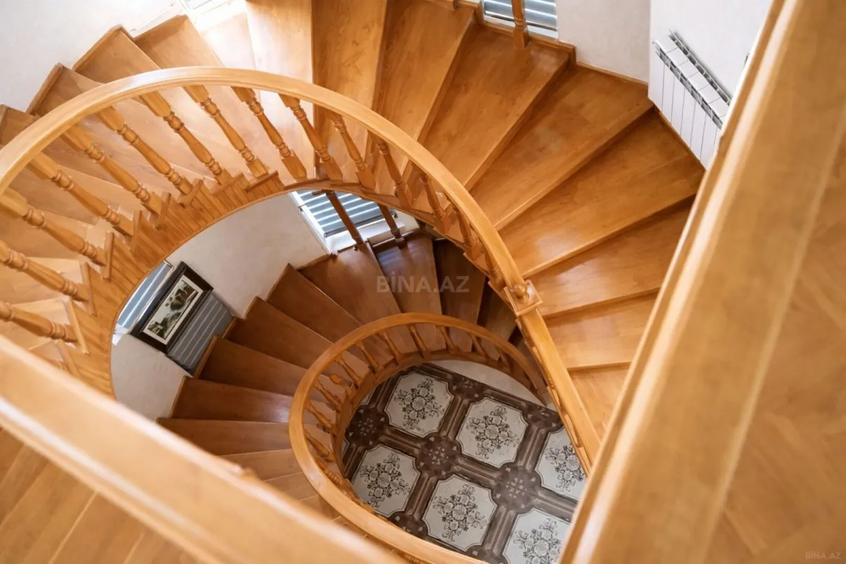 Satılır 9 otaqlı həyət evi 350 m²