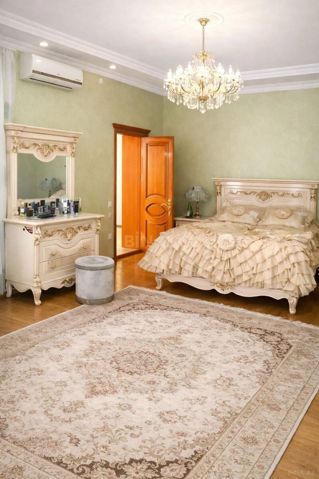 Satılır 9 otaqlı həyət evi 350 m²