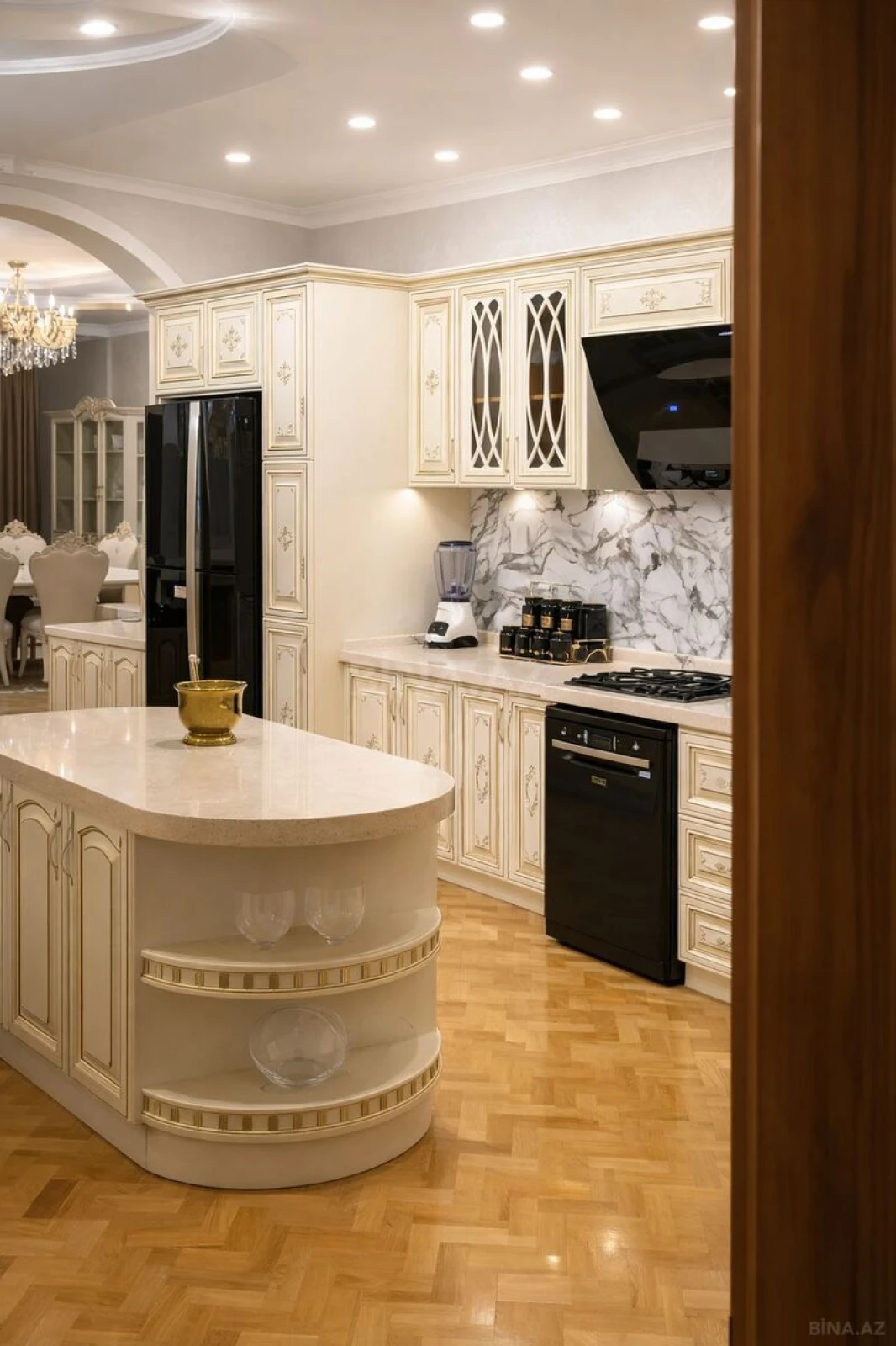 Satılır 9 otaqlı həyət evi 350 m²