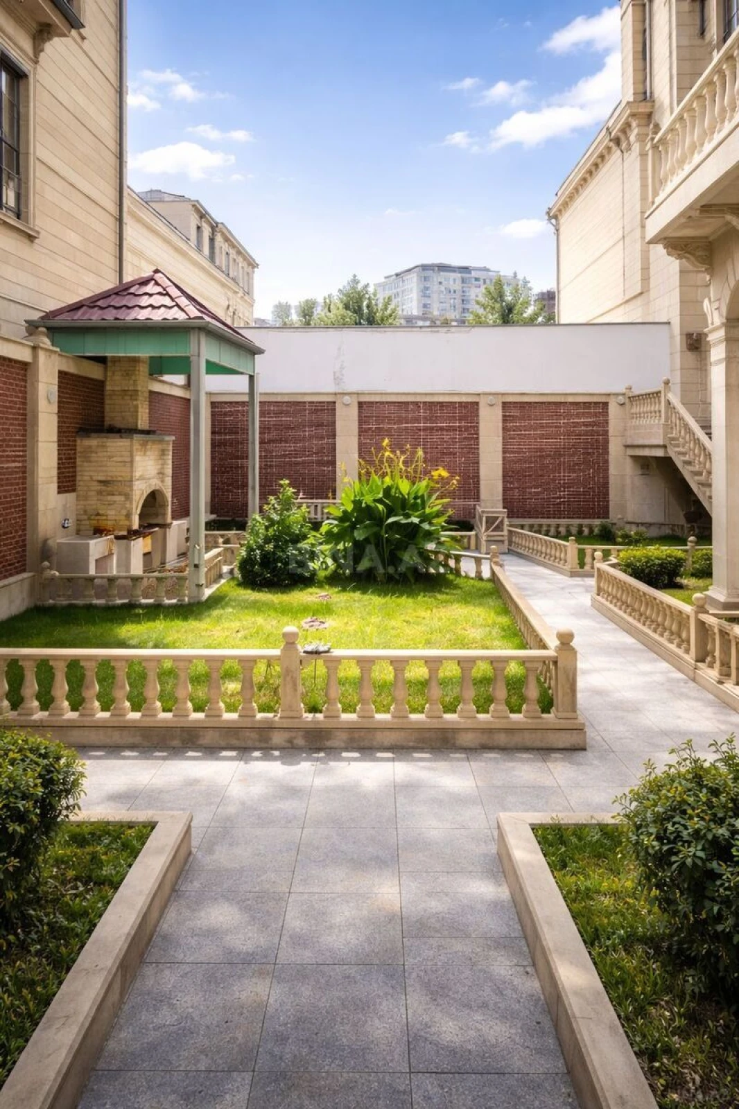 Satılır 9 otaqlı həyət evi 350 m²