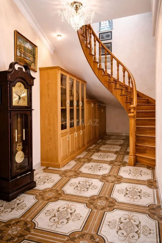 Satılır 9 otaqlı həyət evi 350 m²