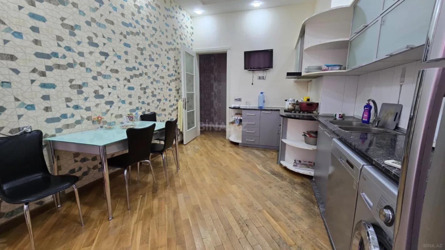 Satılır 3 otaqlı mənzil 162 m²