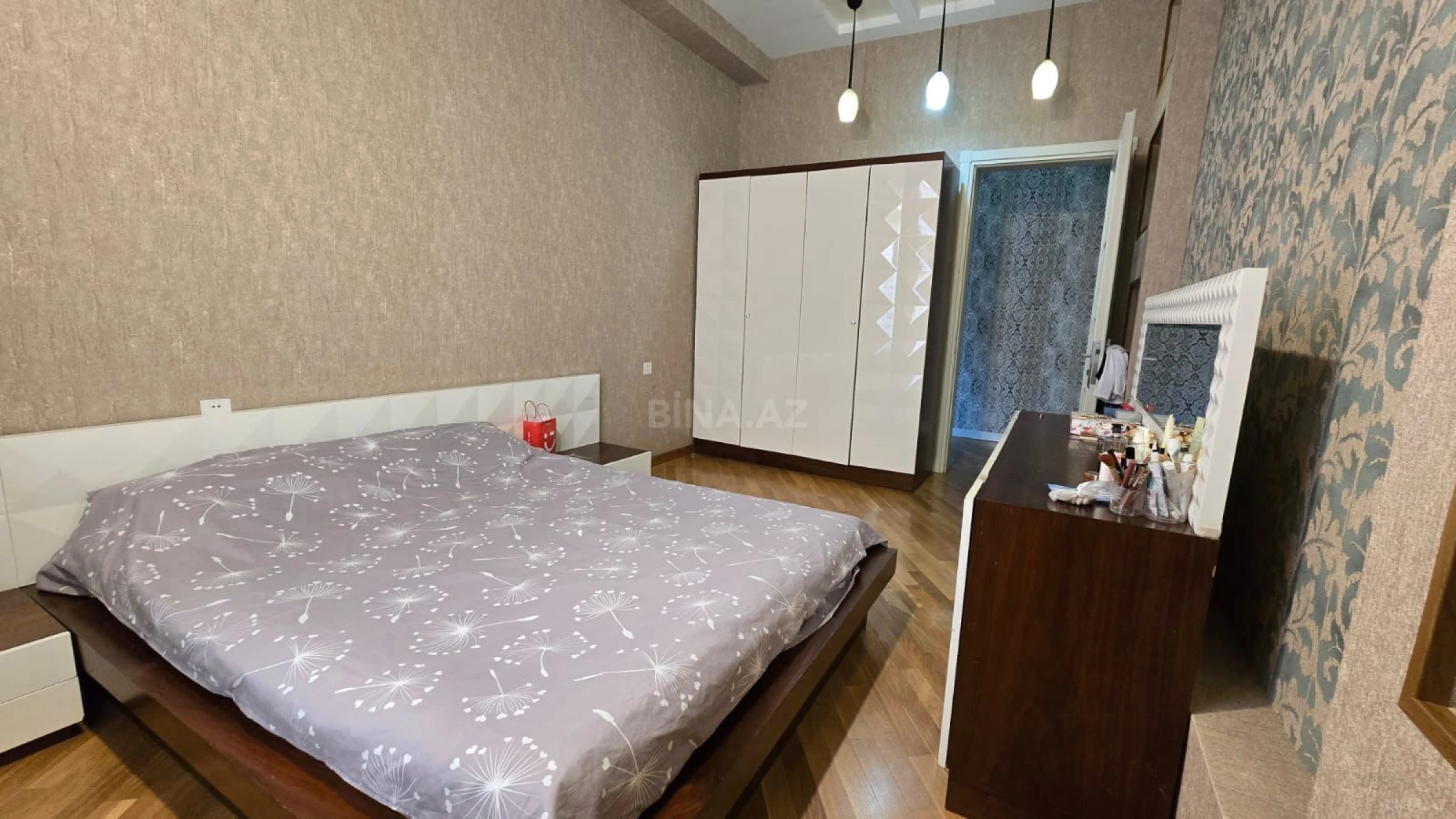 Satılır 3 otaqlı mənzil 162 m²