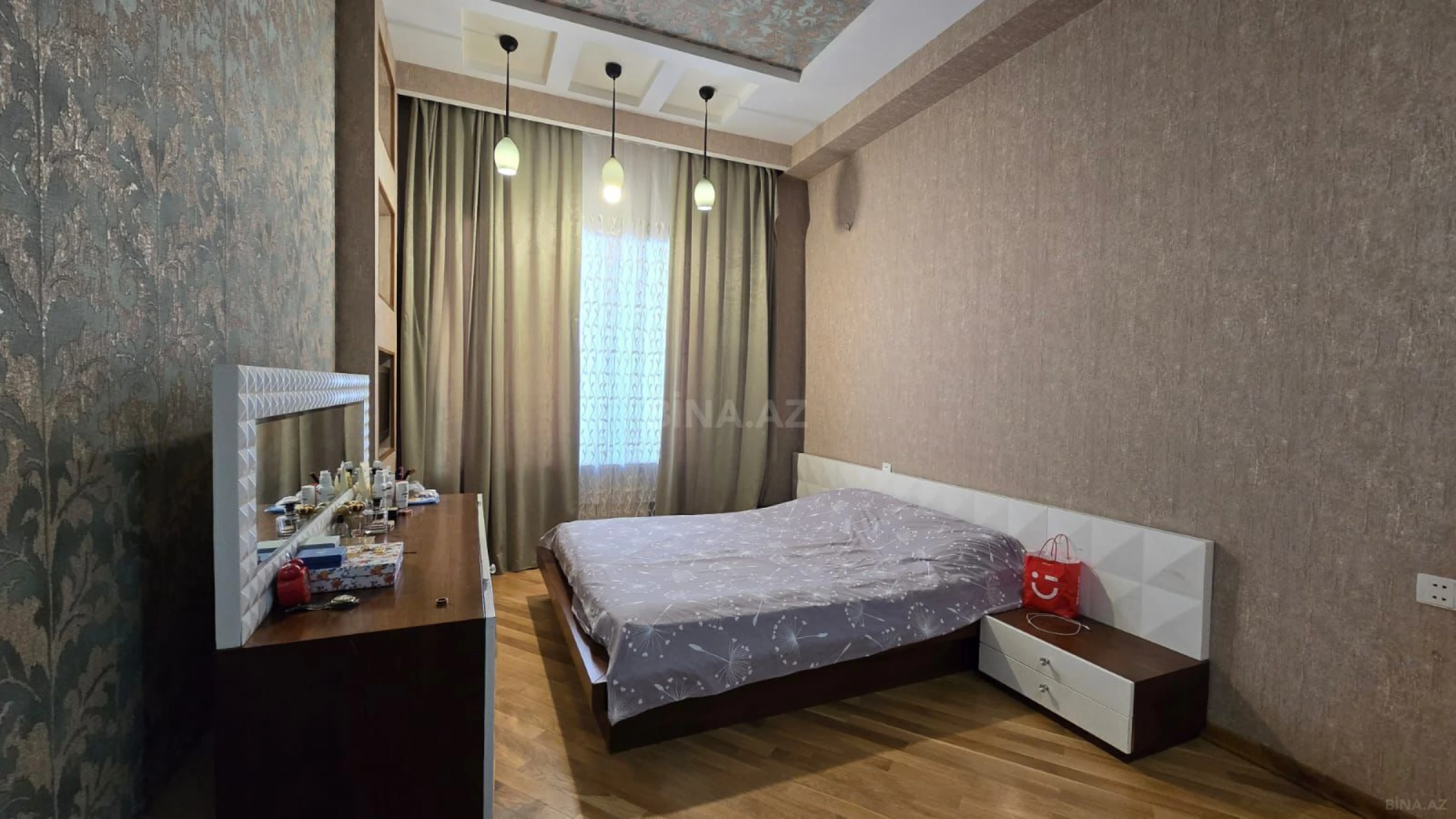 Satılır 3 otaqlı mənzil 162 m²