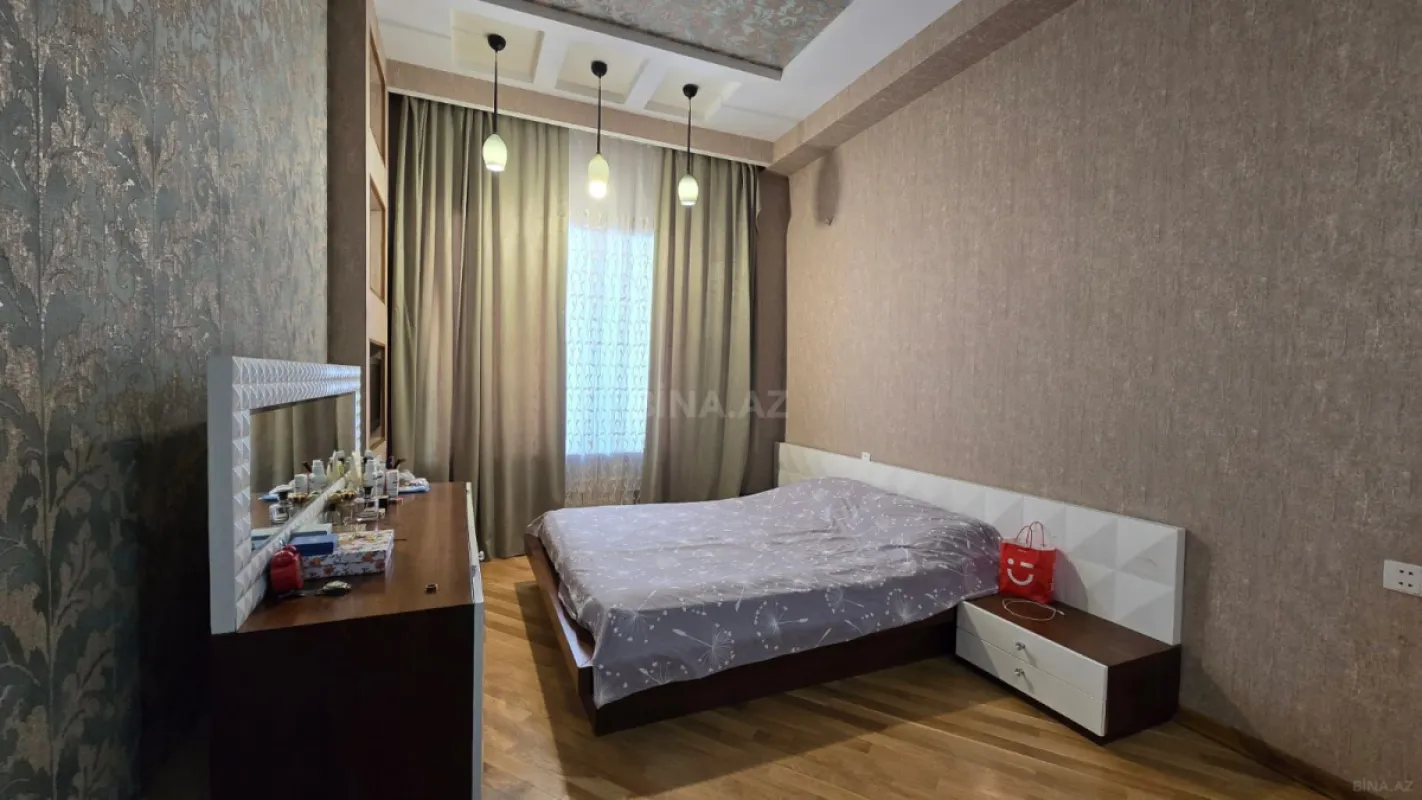 Satılır 3 otaqlı mənzil 162 m²