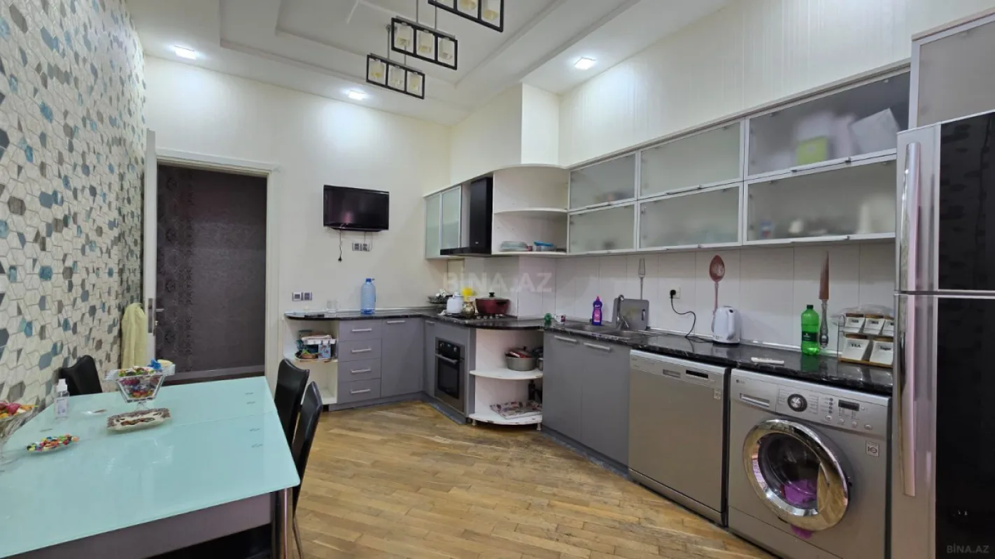 Satılır 3 otaqlı mənzil 162 m²