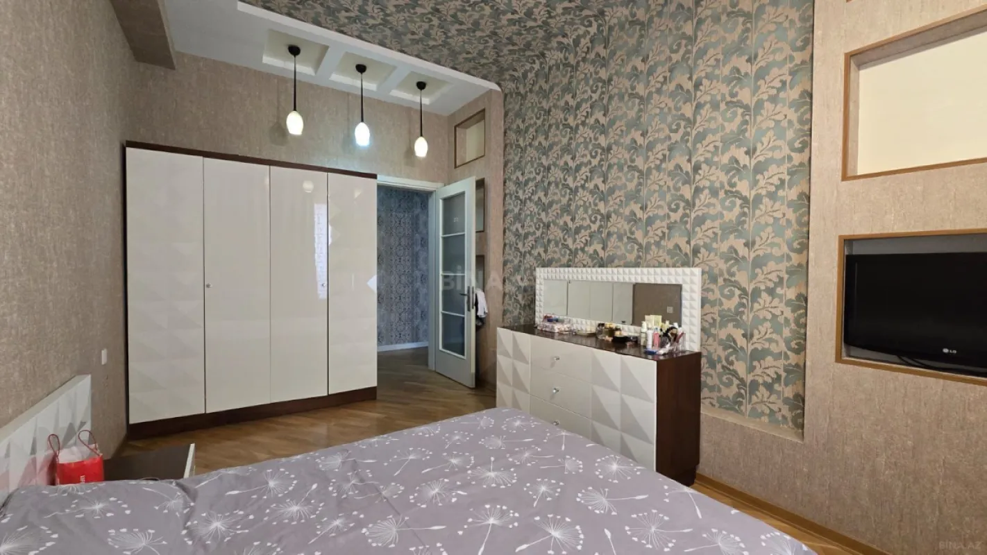 Satılır 3 otaqlı mənzil 162 m²