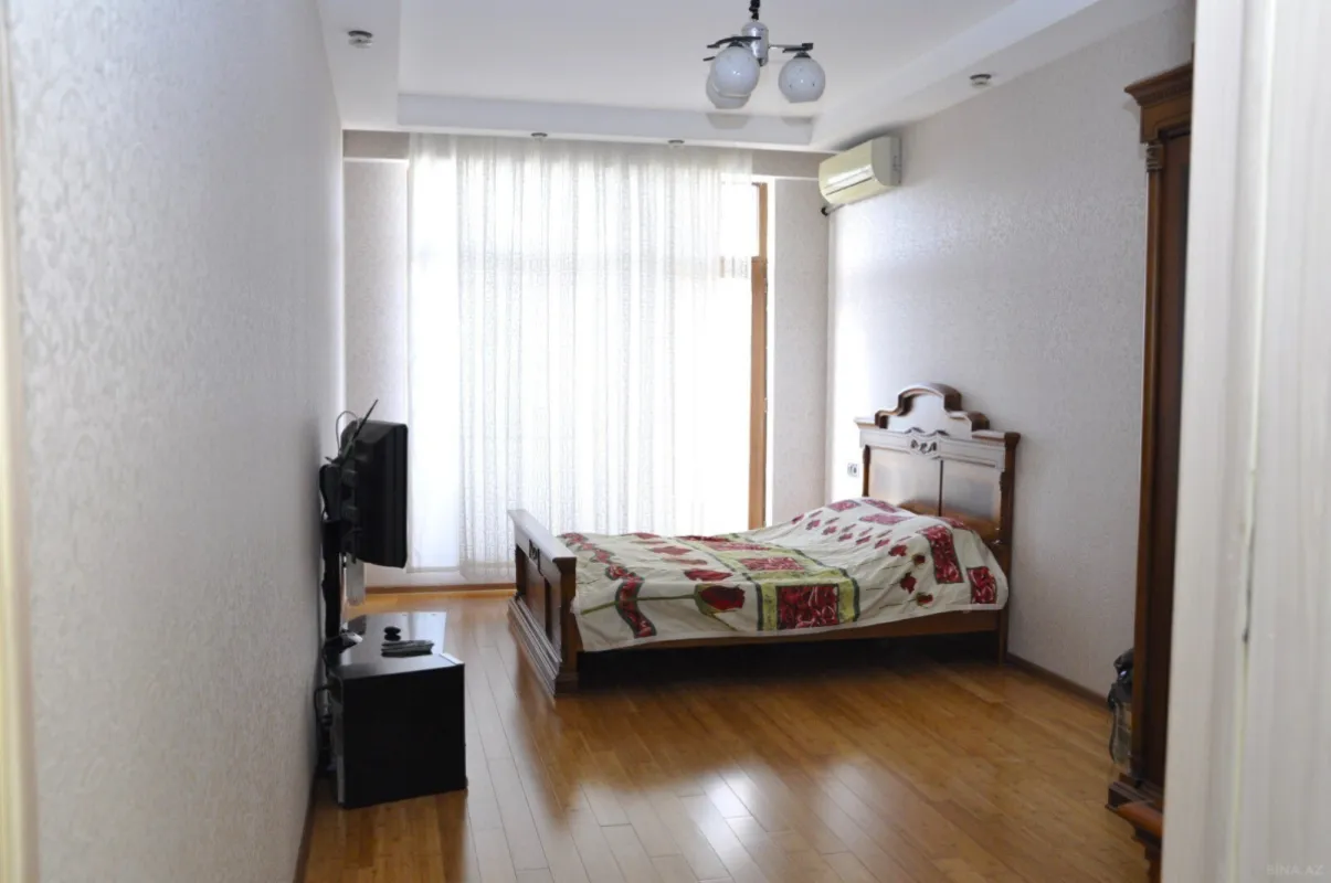 Satılır 4 otaqlı mənzil 200 m²