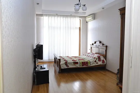 Satılır 4 otaqlı mənzil 200 m²