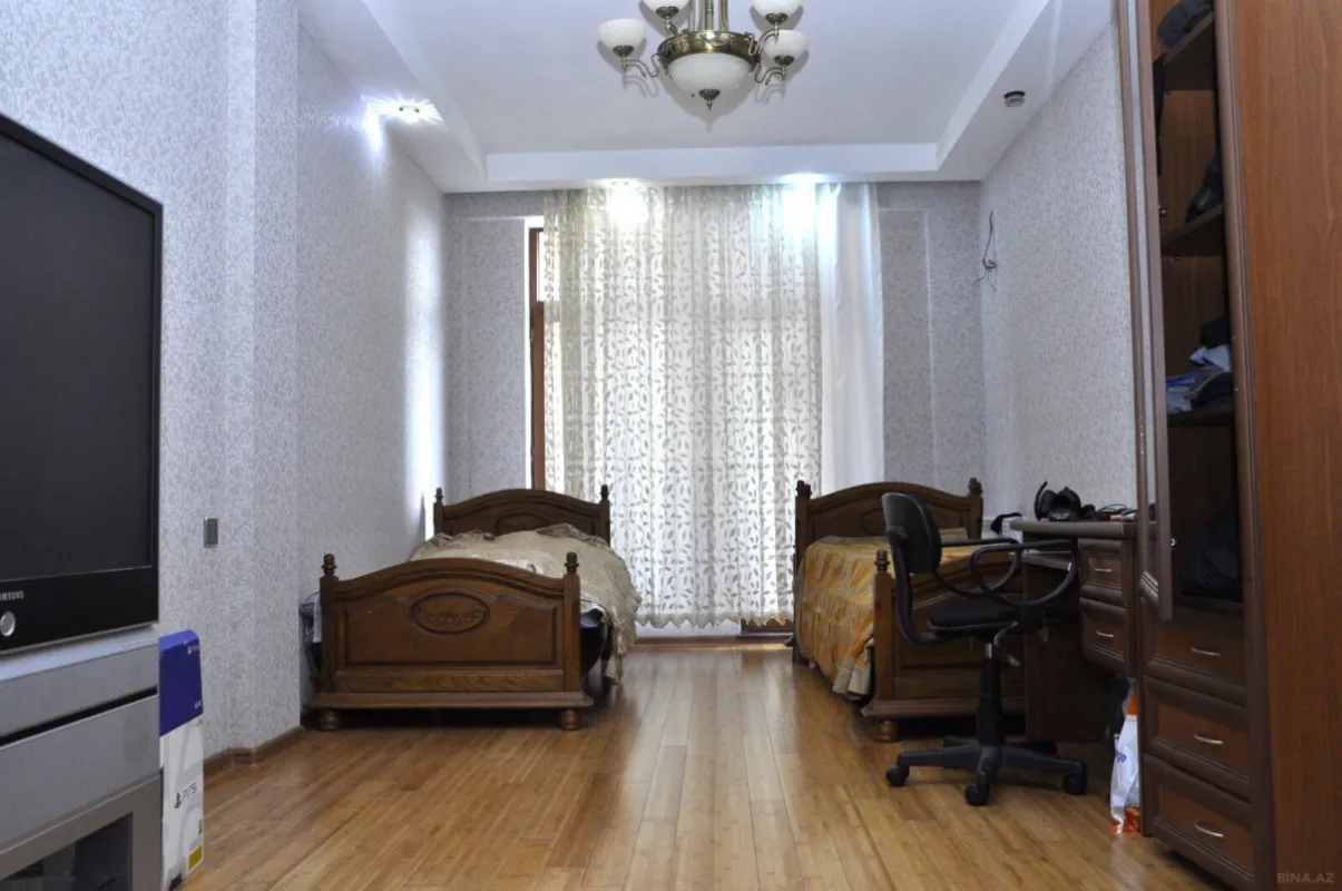 Satılır 4 otaqlı mənzil 200 m²