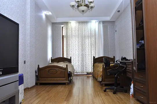 Satılır 4 otaqlı mənzil 200 m²