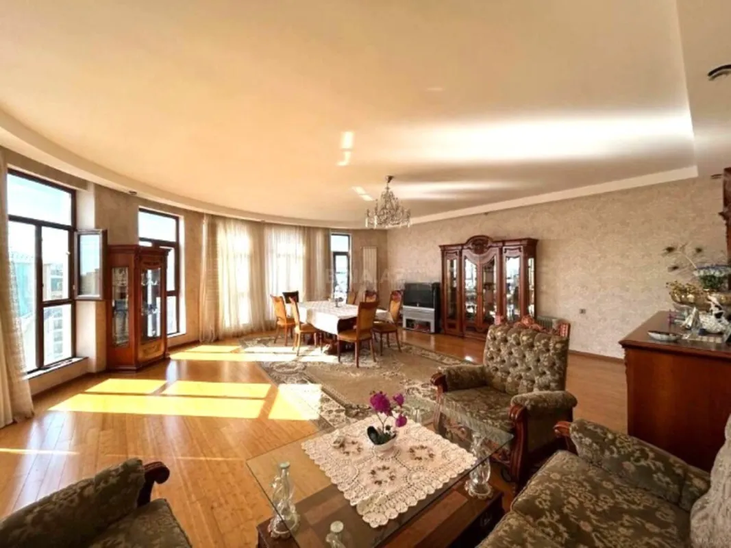 Satılır 4 otaqlı mənzil 200 m²