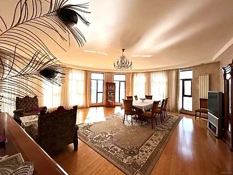 Satılır 4 otaqlı mənzil 200 m²