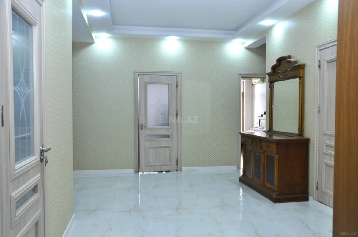 Satılır 4 otaqlı mənzil 200 m²