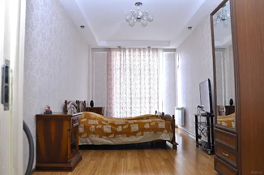 Satılır 4 otaqlı mənzil 200 m²