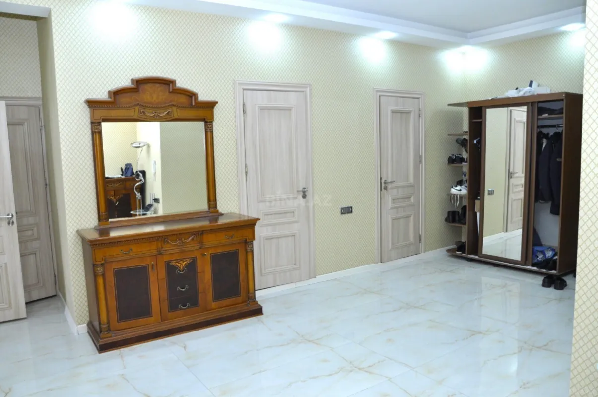 Satılır 4 otaqlı mənzil 200 m²