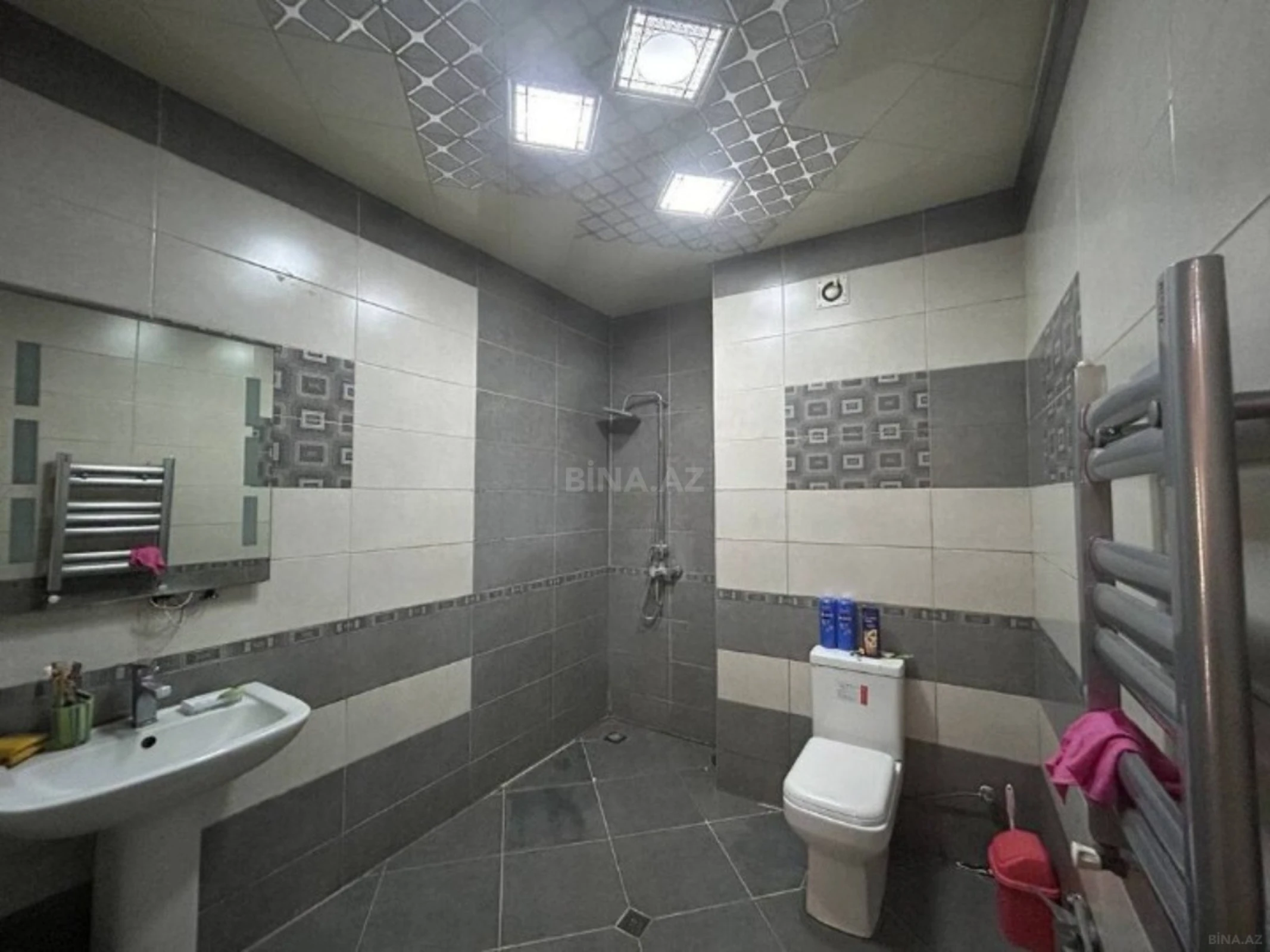 Satılır 4 otaqlı mənzil 200 m²