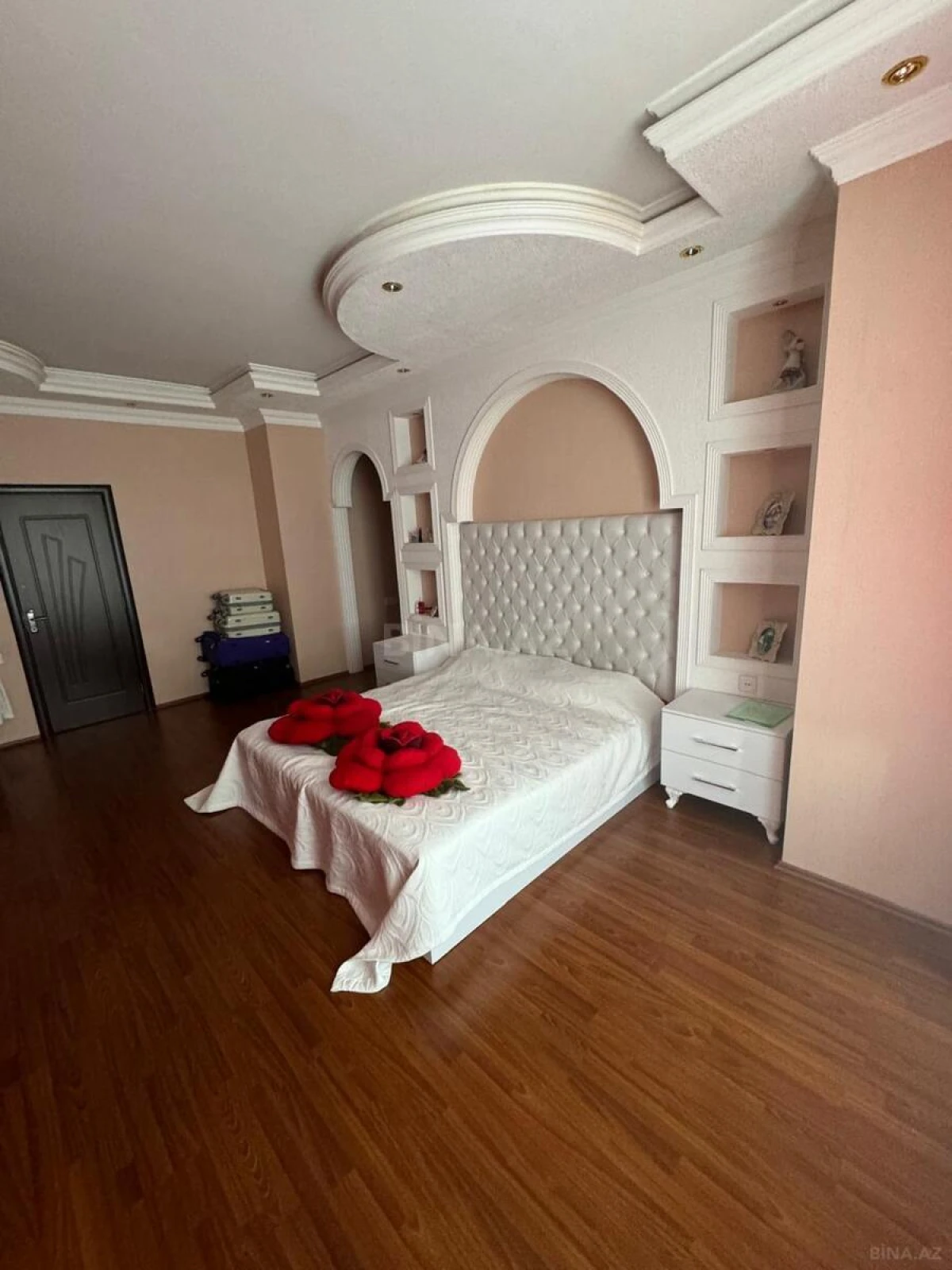 Satılır 4 otaqlı mənzil 200 m²