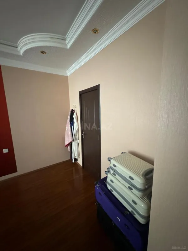 Satılır 4 otaqlı mənzil 200 m²