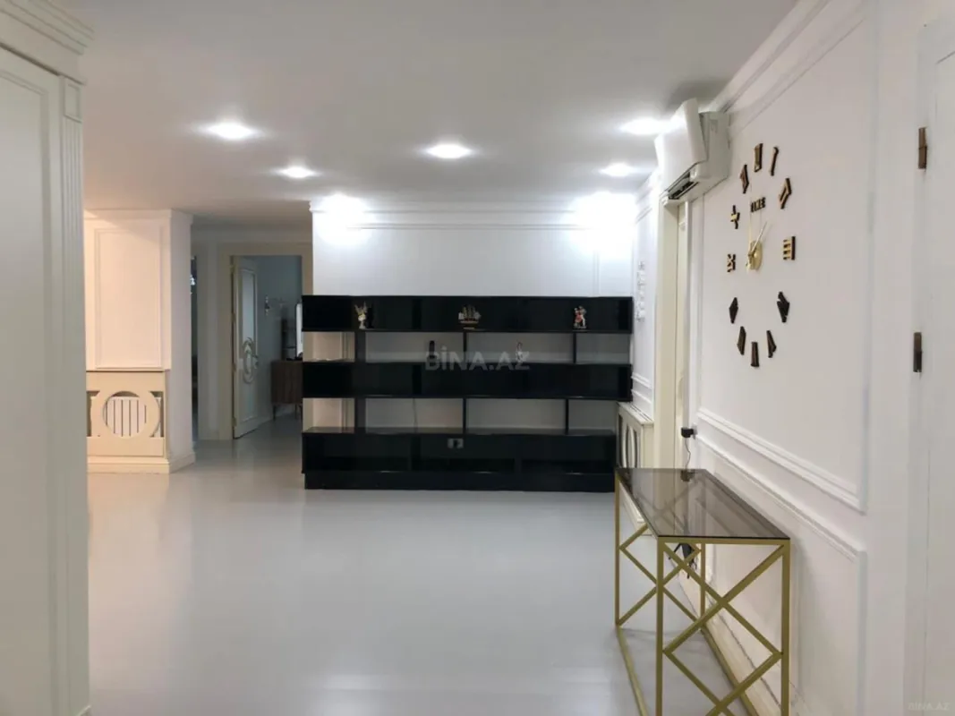 Satılır 4 otaqlı mənzil 268 m²