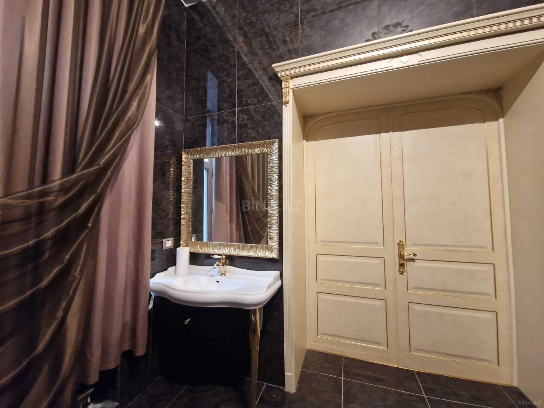 Satılır 4 otaqlı mənzil 200 m²