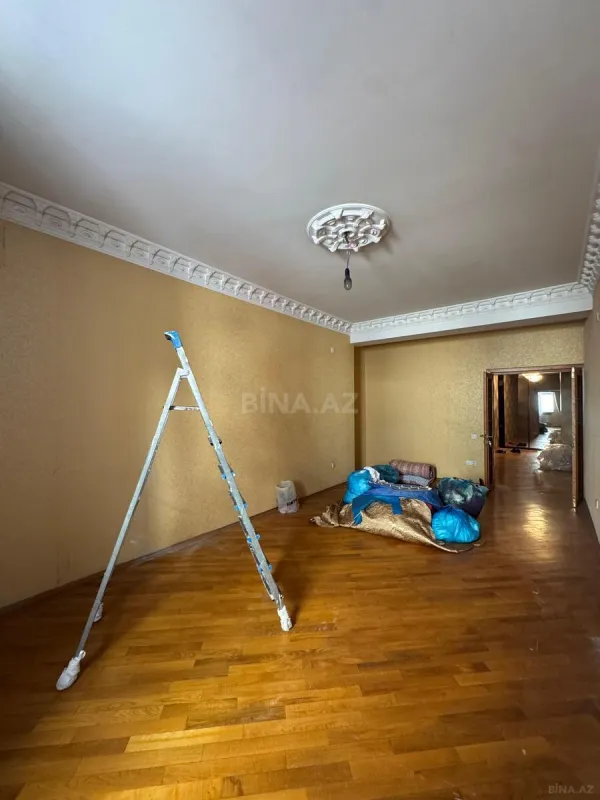 Satılır 4 otaqlı mənzil 120 m²
