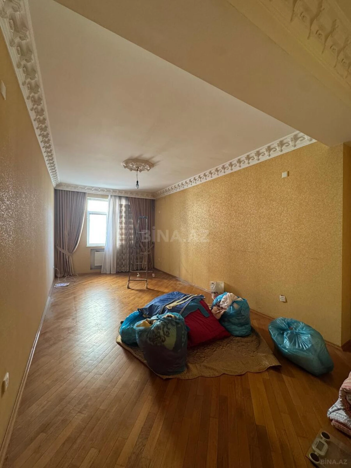 Satılır 4 otaqlı mənzil 120 m²