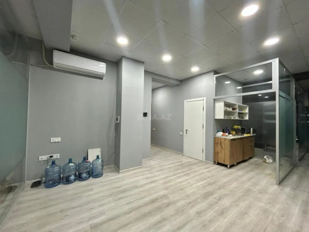 Satılır 6 otaqlı ofis 130 m²