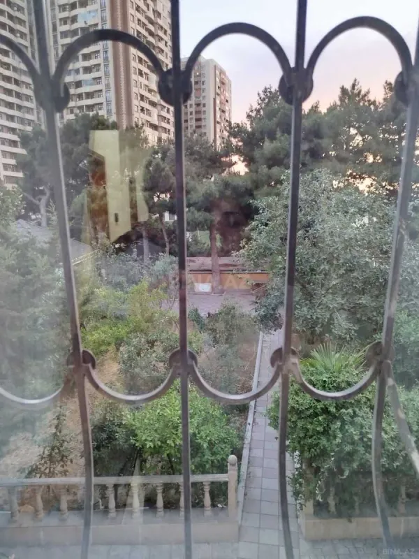 Satılır 7 otaqlı həyət evi 300 m²