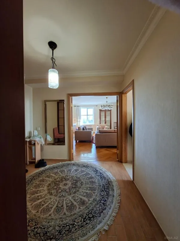 Kirayə verilir 4 otaqlı mənzil 140 m²