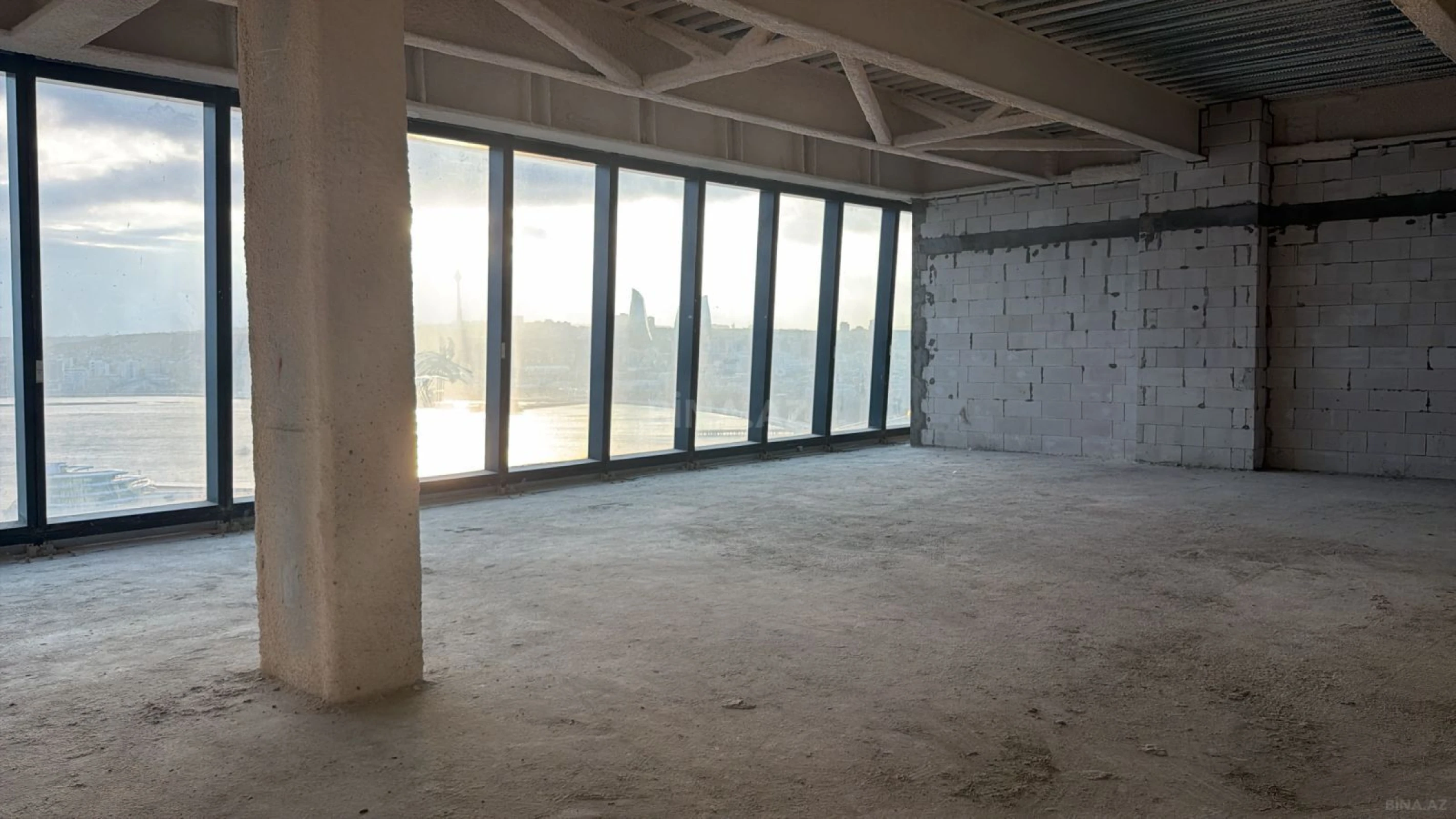 Satılır 4 otaqlı mənzil 1000 m²