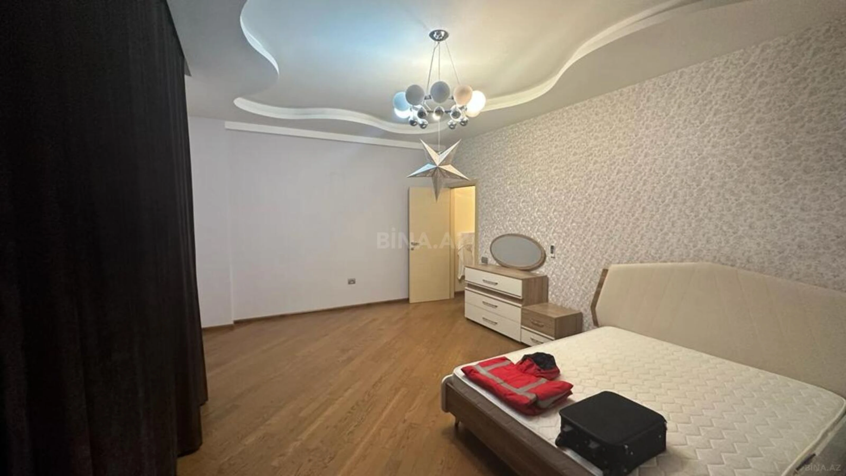 Kirayə verilir 4 otaqlı mənzil 200 m²