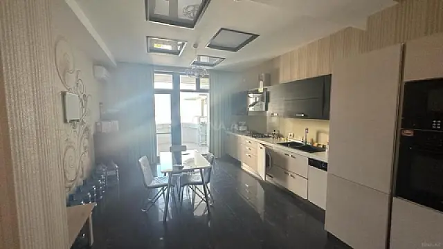 Kirayə verilir 4 otaqlı mənzil 200 m²