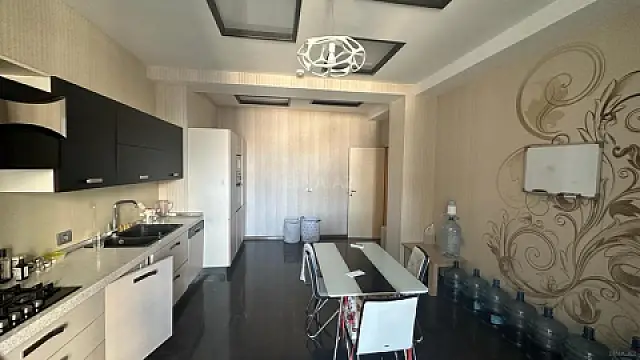 Kirayə verilir 4 otaqlı mənzil 200 m²