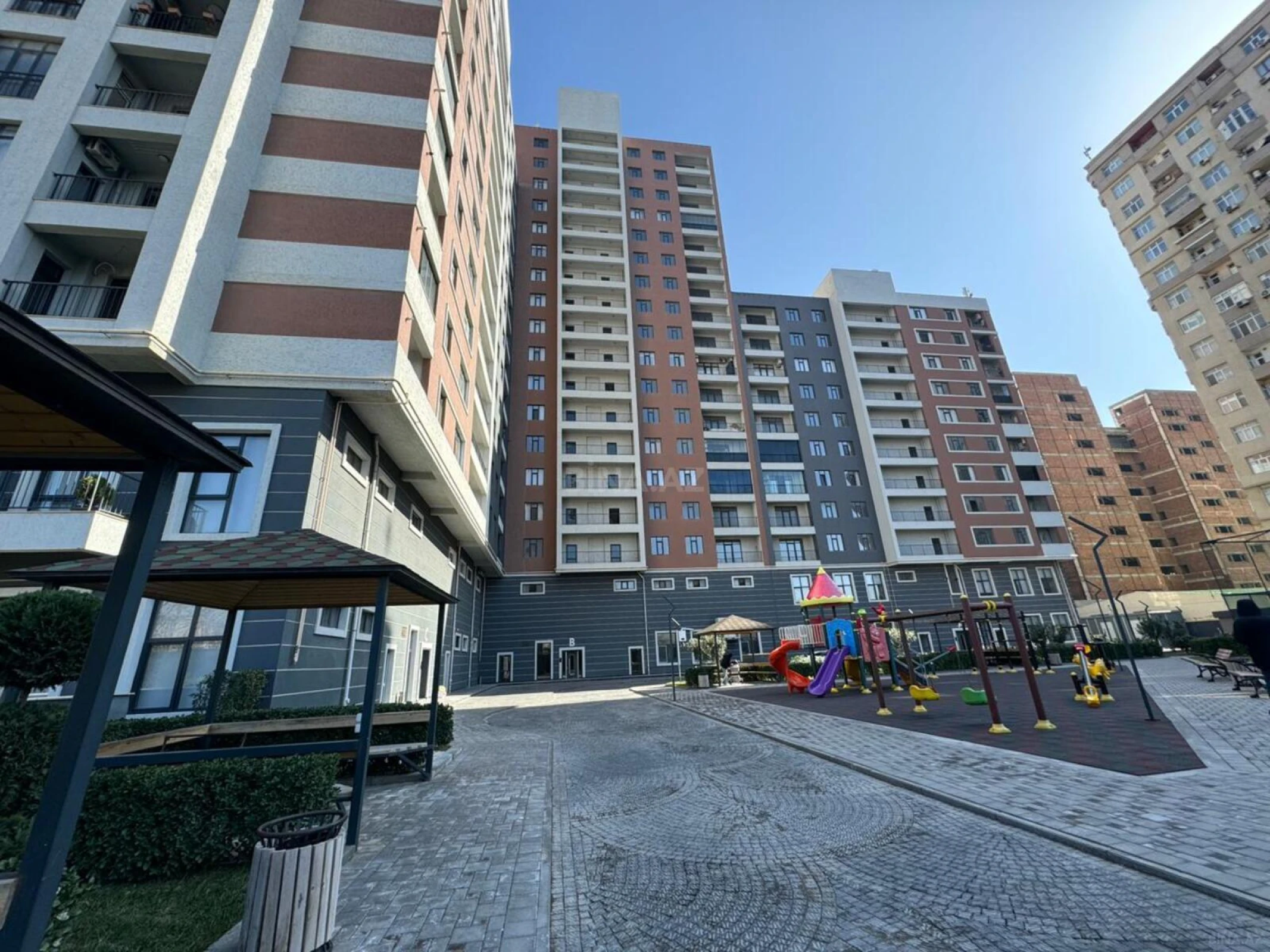 Satılır 2 otaqlı mənzil 109 m²